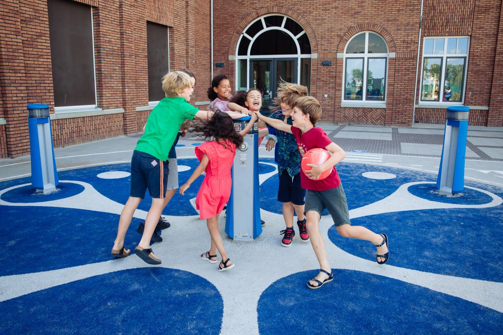 Kinderen doen een spel op het schoolplein